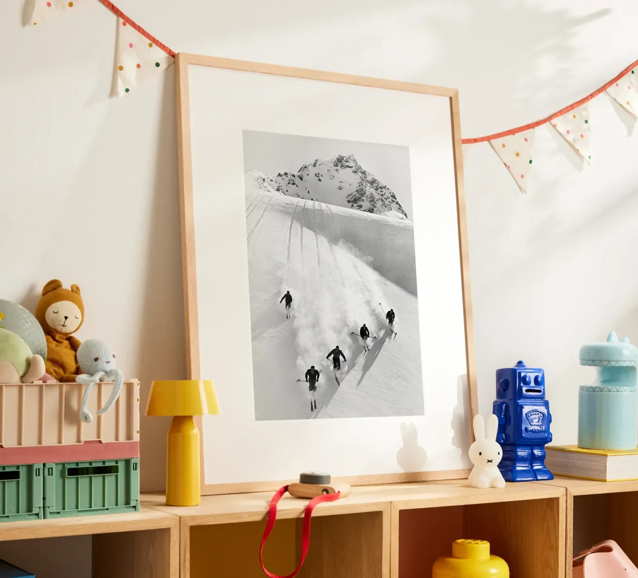 Gara di discesa libera d'epoca sulle Alpi svizzere poster con telaio in legno da Norman Click