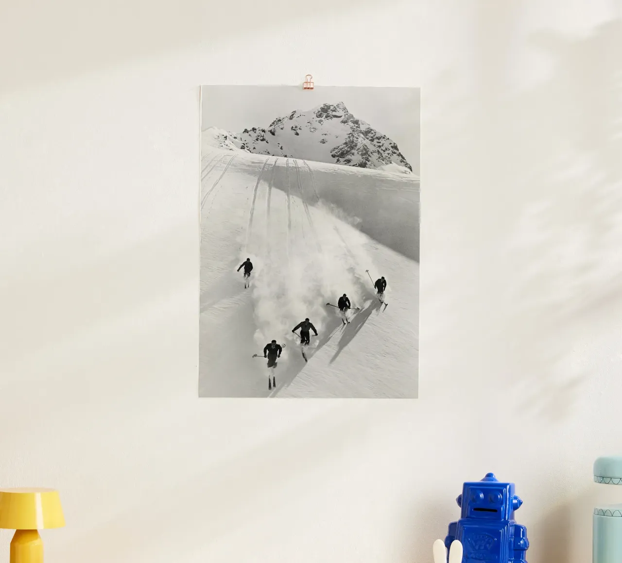 Gara di discesa libera d'epoca sulle Alpi svizzere poster con telaio in legno da Norman Click