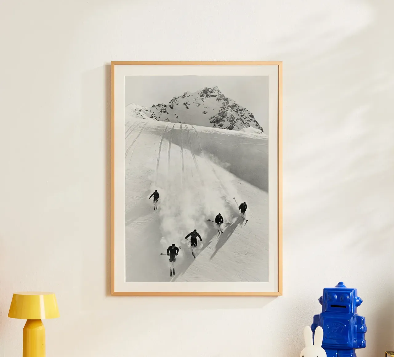 Gara di discesa libera d'epoca sulle Alpi svizzere poster con telaio in legno da Norman Click