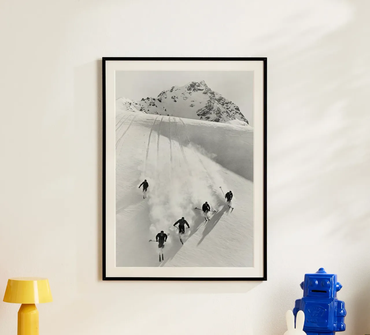Gara di discesa libera d'epoca sulle Alpi svizzere poster con telaio in legno da Norman Click