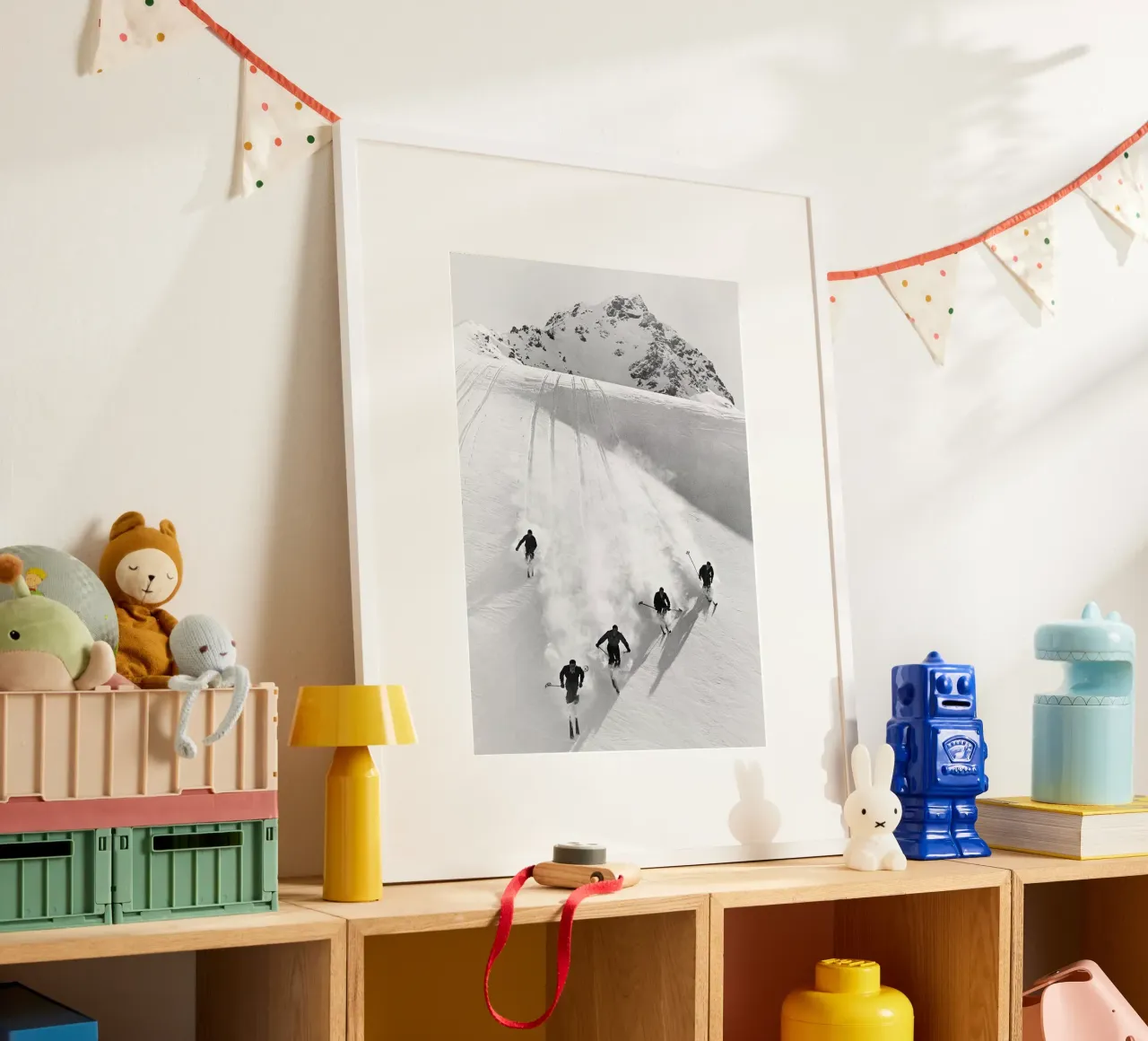 Gara di discesa libera d'epoca sulle Alpi svizzere poster con telaio in legno da Norman Click
