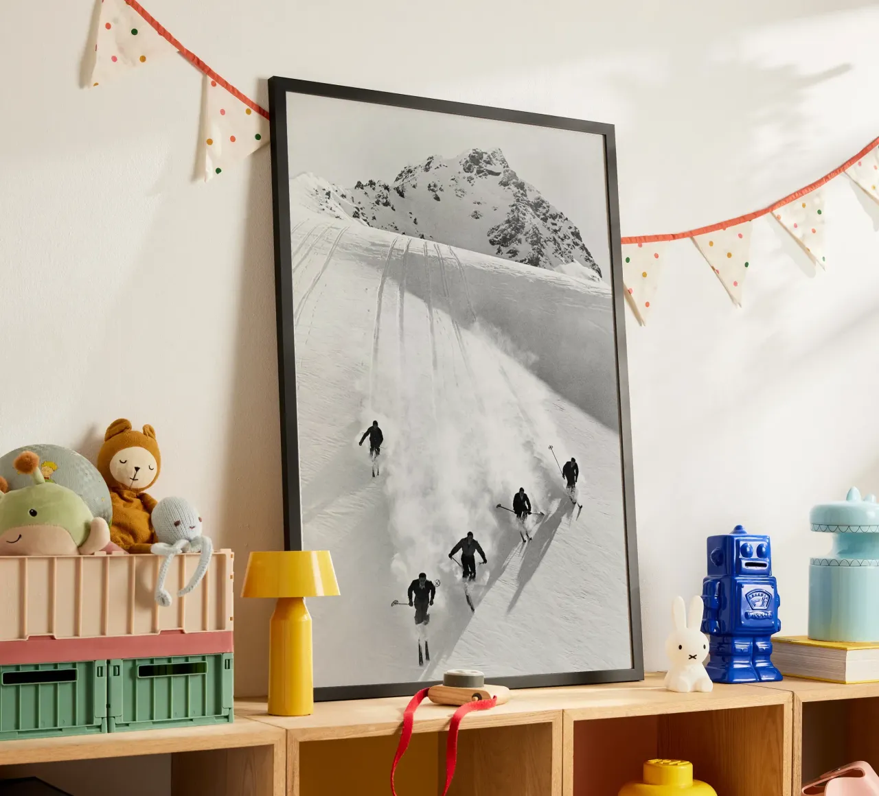 Gara di discesa libera d'epoca sulle Alpi svizzere poster con telaio in legno da Norman Click