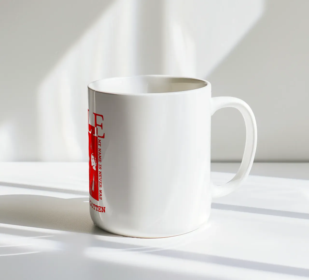 Banda rossa Sillhouette Foro tazza in ceramica da https://www.juniqe.com/uk/shop/Henndraws