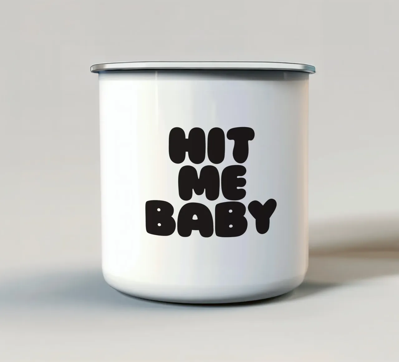 Hit Me Baby tazza in smalto da Verplanungsagentur