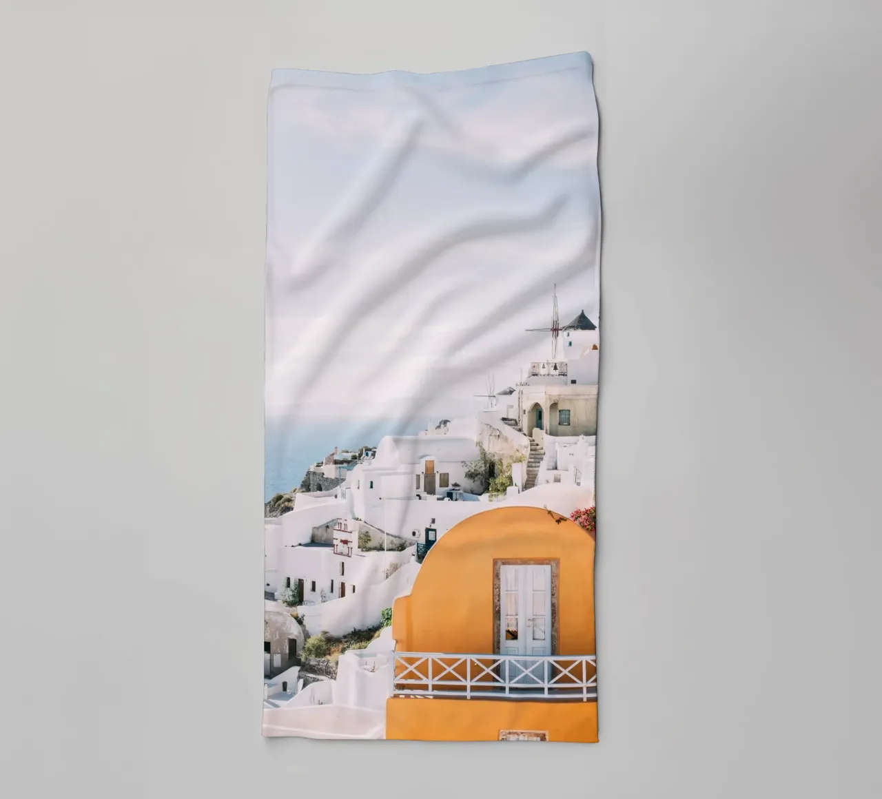 Vue de la colline d'Oia, Santorin | Paysage de l'île grecque serviette de bain de patiphotography