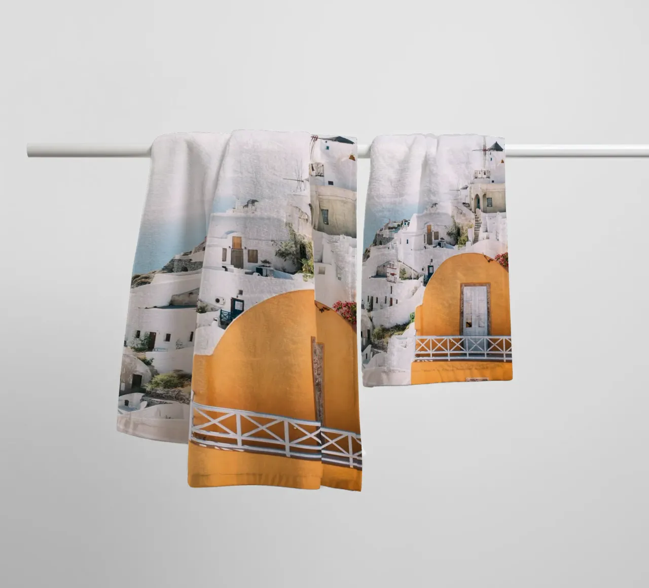 Vue de la colline d'Oia, Santorin | Paysage de l'île grecque serviette de bain de patiphotography