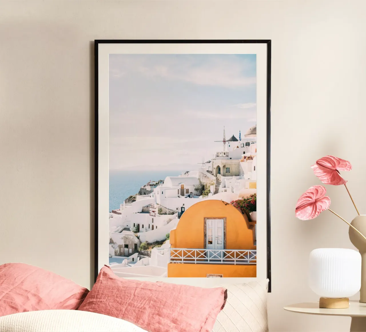 Vue de la colline d'Oia, Santorin | Paysage de l'île grecque poster avec cadre en plastique de patiphotography