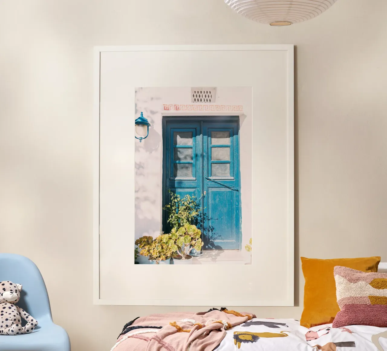 Porta blu in Grecia | casa e piante imbiancate a calce poster con telaio in alluminio da patiphotography