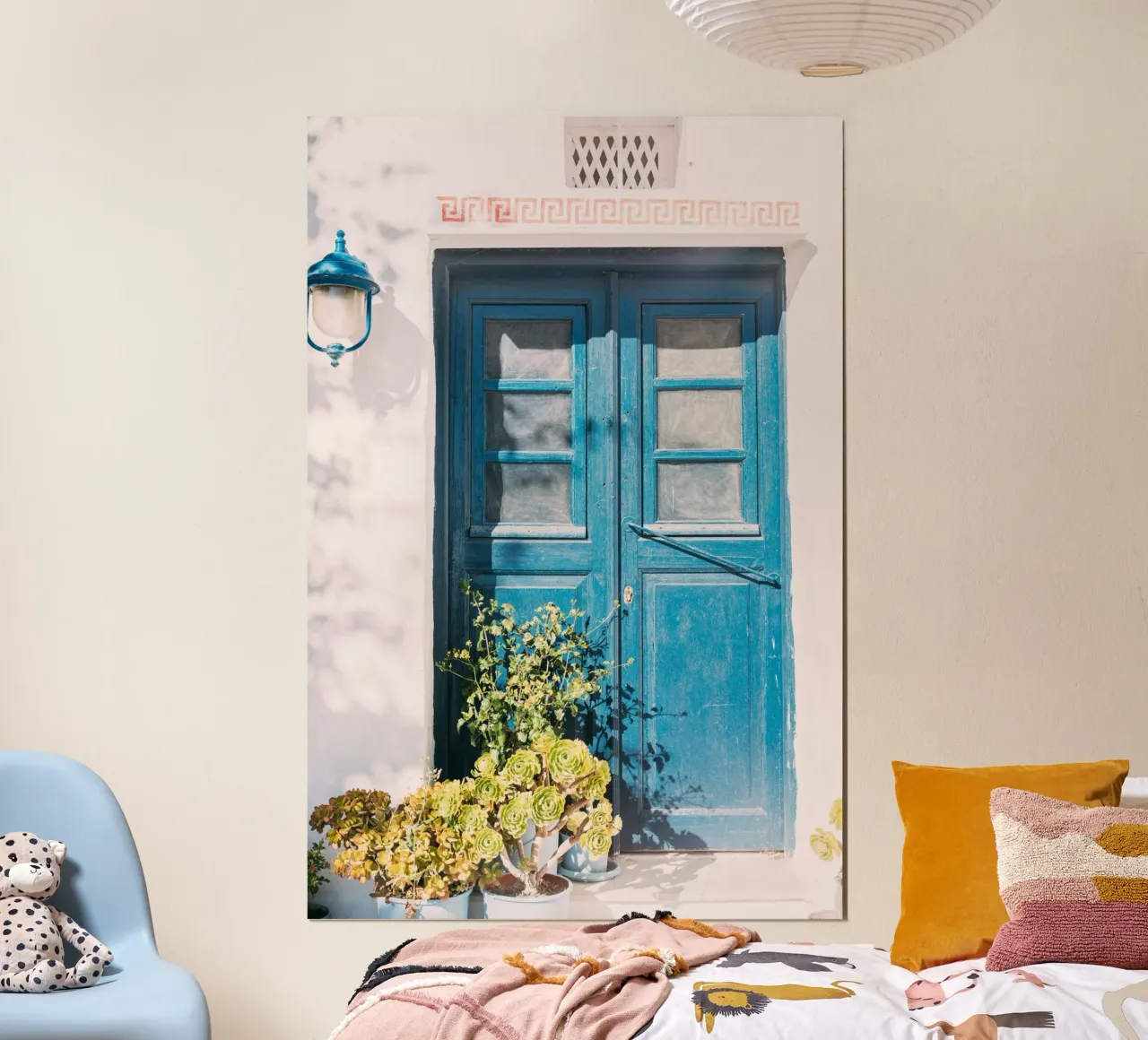 Porta blu in Grecia | casa e piante imbiancate a calce poster con telaio in alluminio da patiphotography