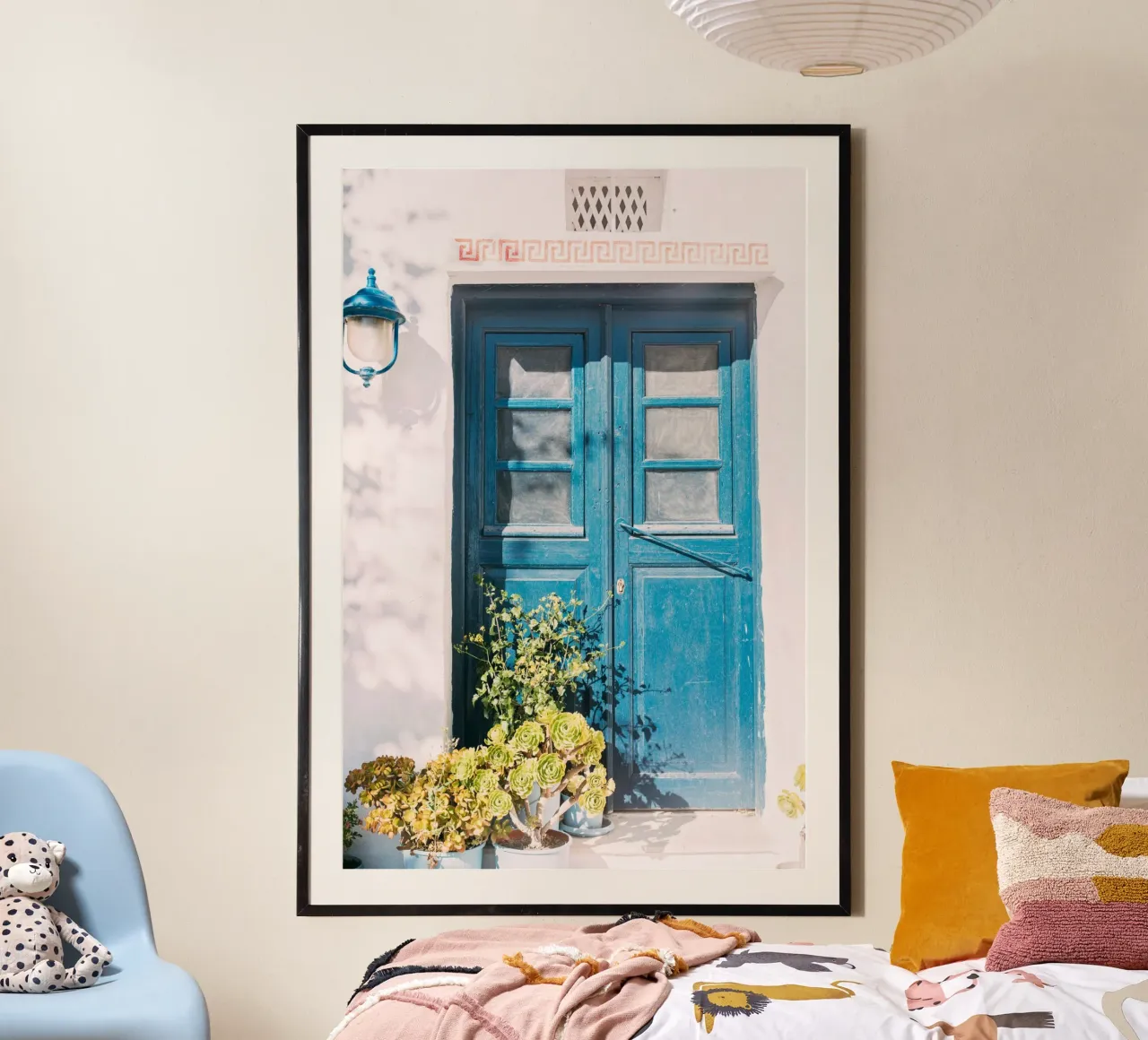 Porta blu in Grecia | casa e piante imbiancate a calce poster con telaio in alluminio da patiphotography