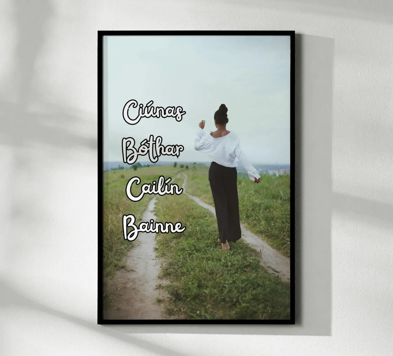 Ciúnas bóthar cailín bainne - Irish Language art Poster mit Holzrahmen von Melty Shirts
