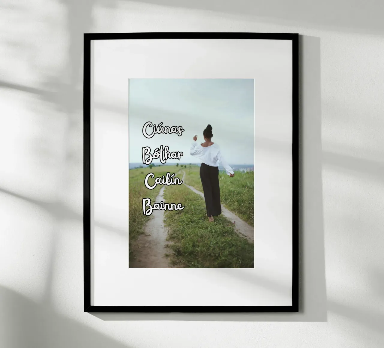 Ciúnas bóthar cailín bainne - Irish Language art Poster mit Holzrahmen von Melty Shirts