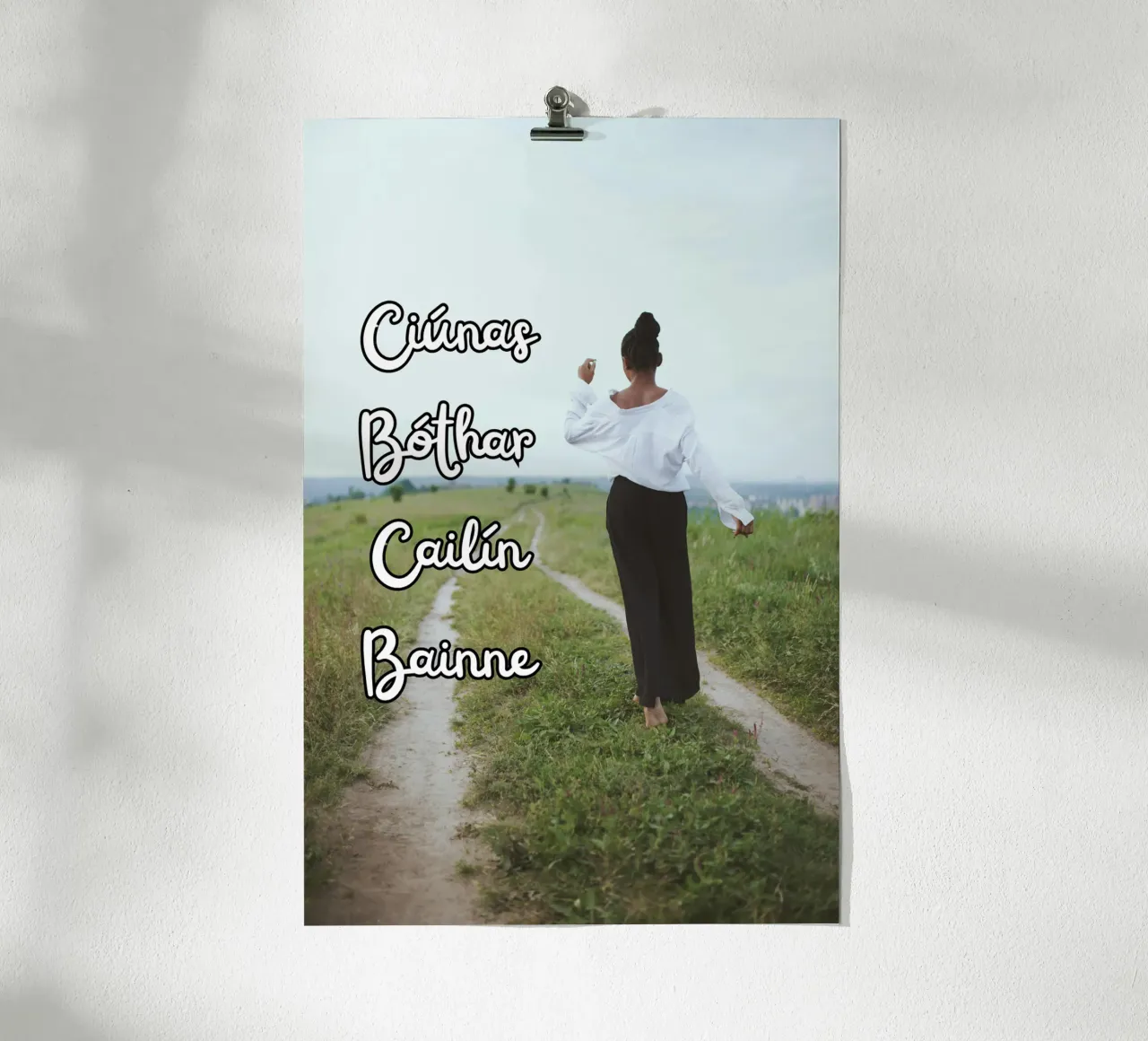 Ciúnas bóthar cailín bainne - Irish Language art Poster mit Holzrahmen von Melty Shirts