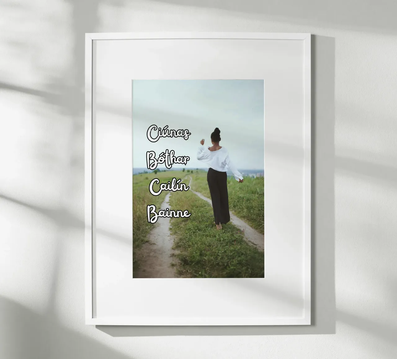Ciúnas bóthar cailín bainne - Irish Language art Poster mit Holzrahmen von Melty Shirts