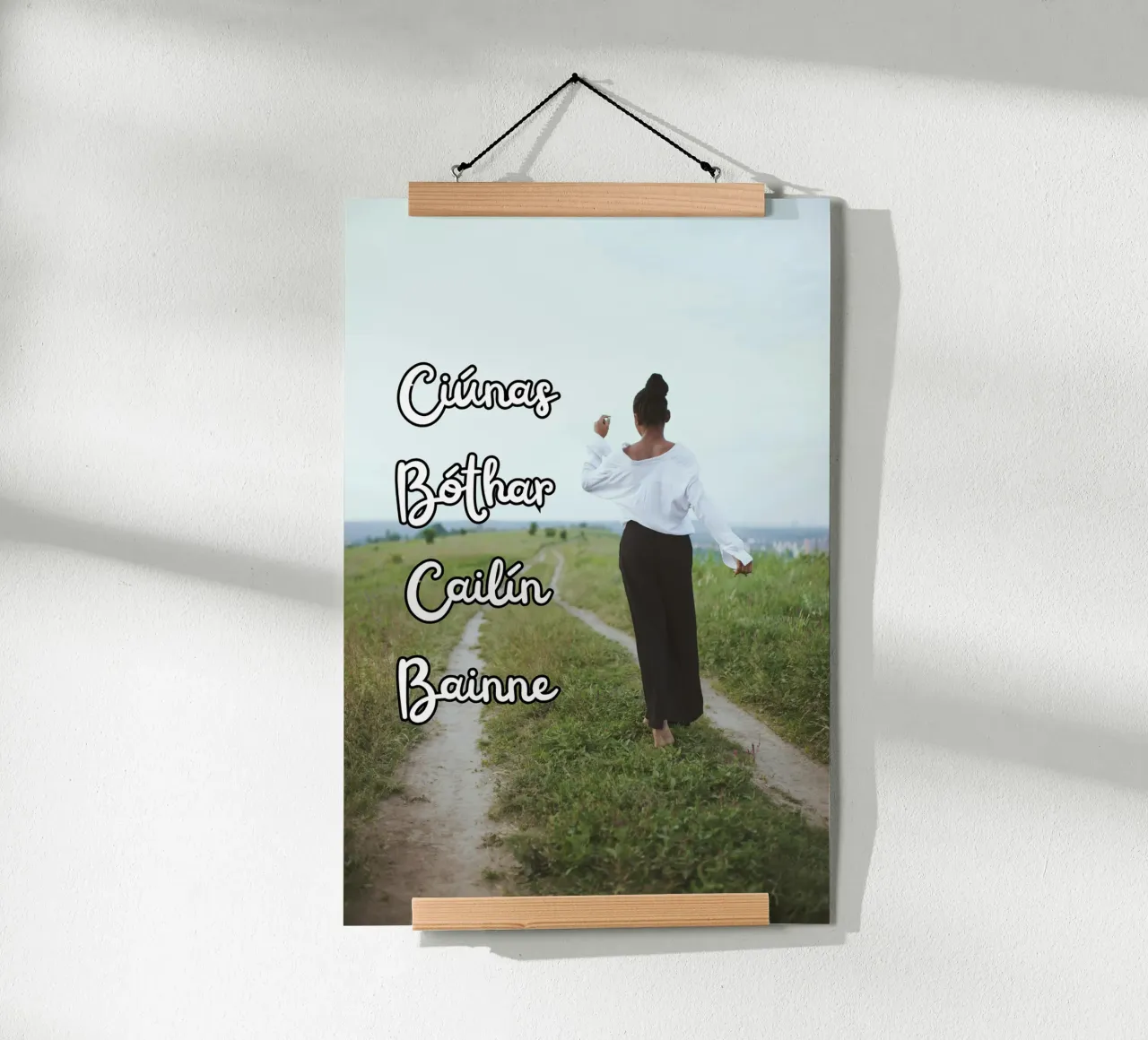 Ciúnas bóthar cailín bainne - Irish Language art Poster mit Holzrahmen von Melty Shirts