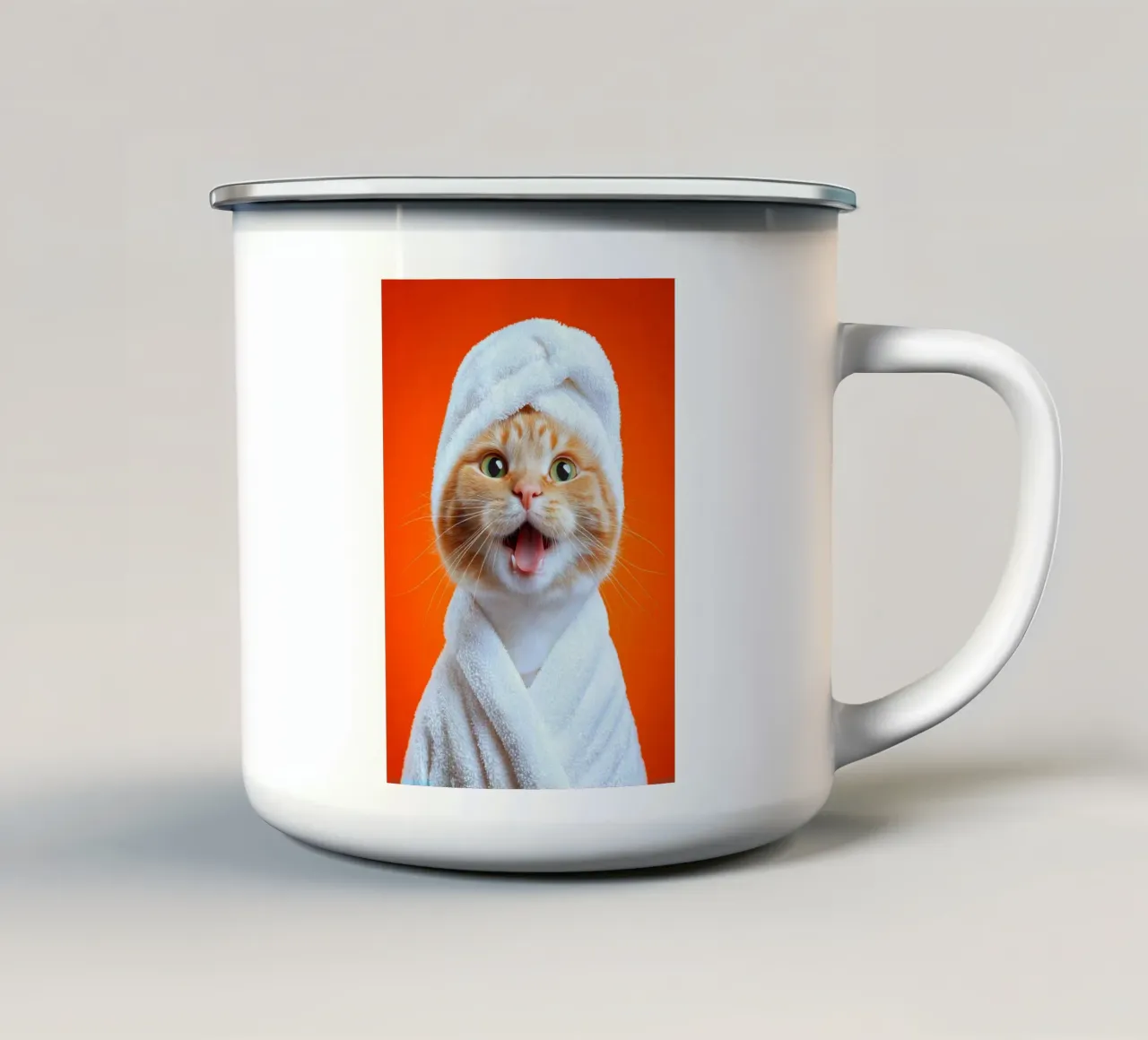 Gatto carino in accappatoio tazza in smalto da Voxel Visionaries