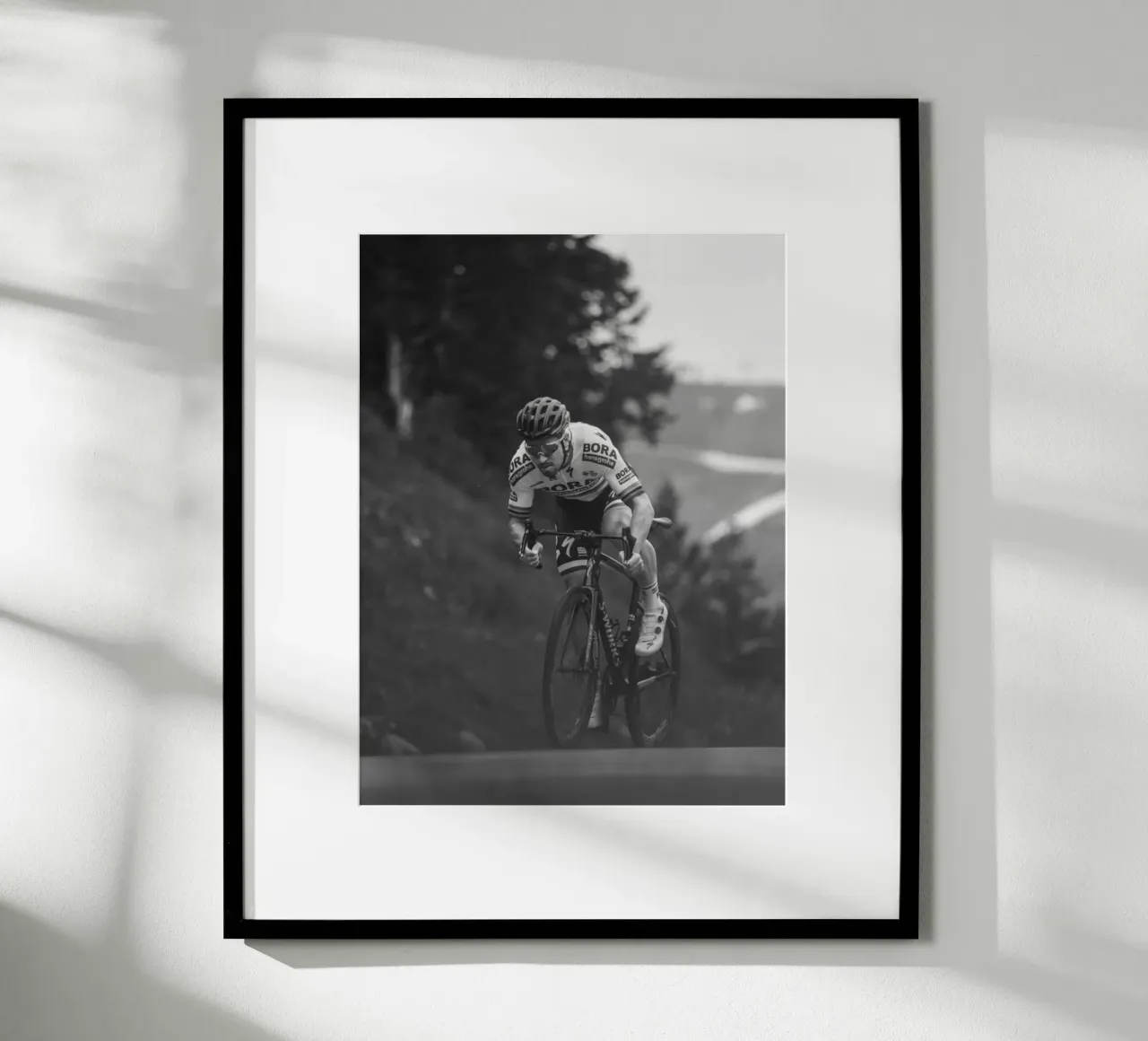 il momento in cui il corridore pedala una bicicletta su una strada in salita poster con telaio in plastica da addelia shope