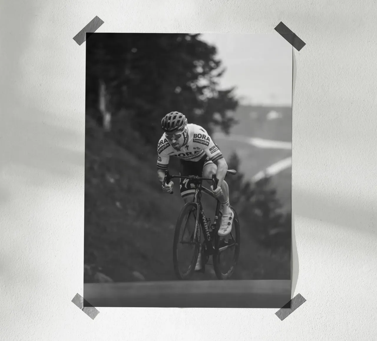 il momento in cui il corridore pedala una bicicletta su una strada in salita poster con telaio in plastica da addelia shope