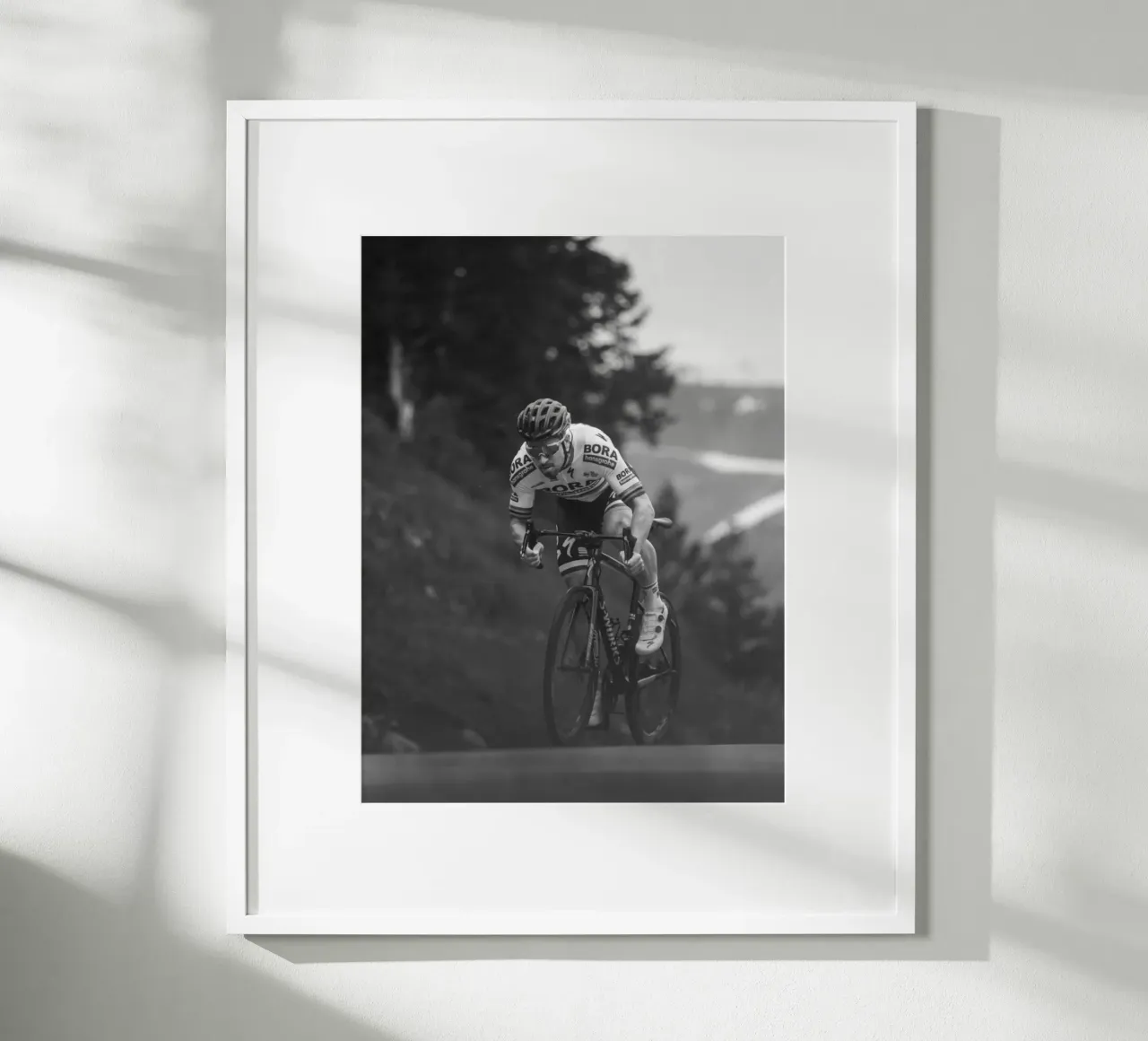 il momento in cui il corridore pedala una bicicletta su una strada in salita poster con telaio in plastica da addelia shope