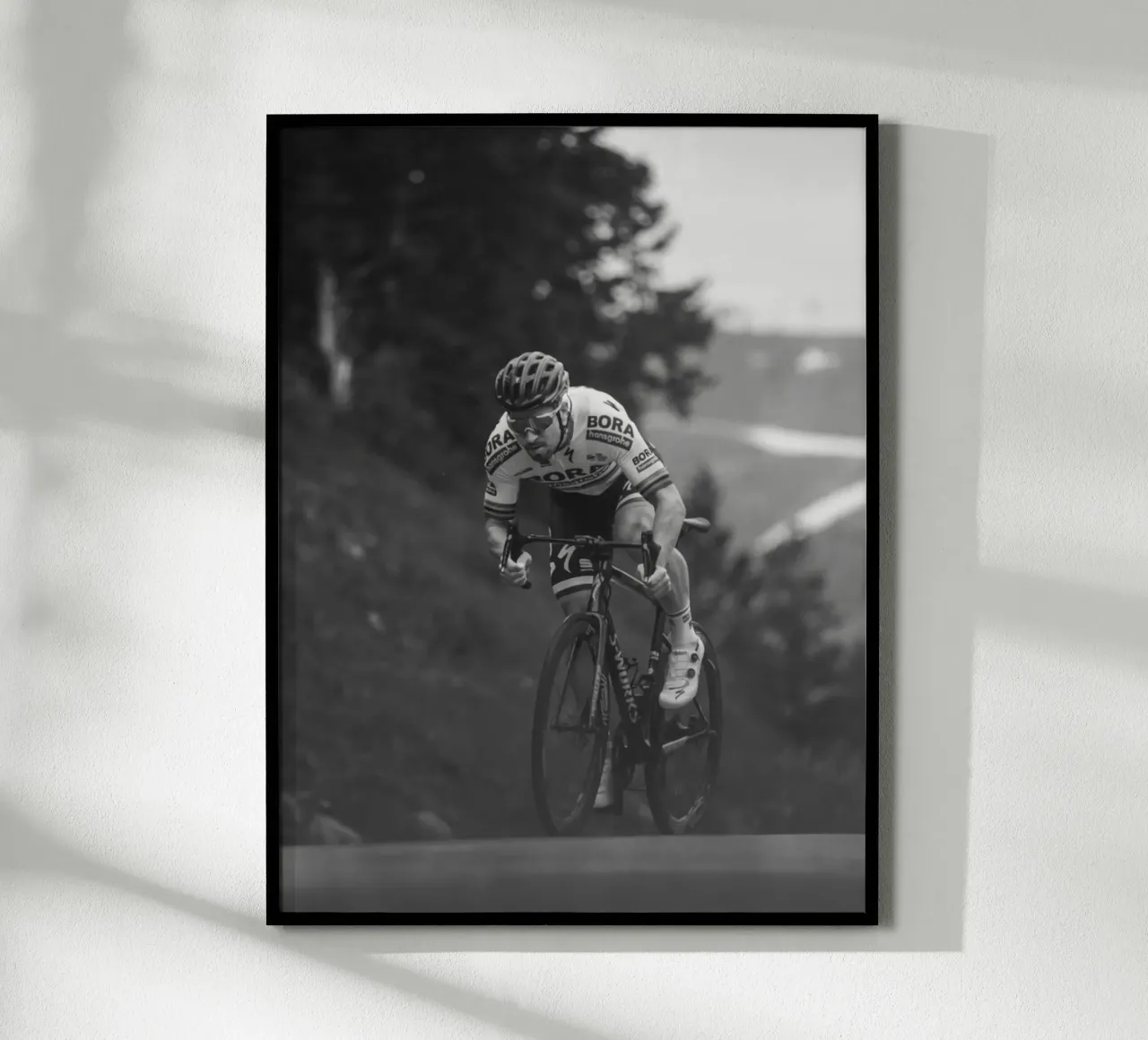 il momento in cui il corridore pedala una bicicletta su una strada in salita poster con telaio in plastica da addelia shope