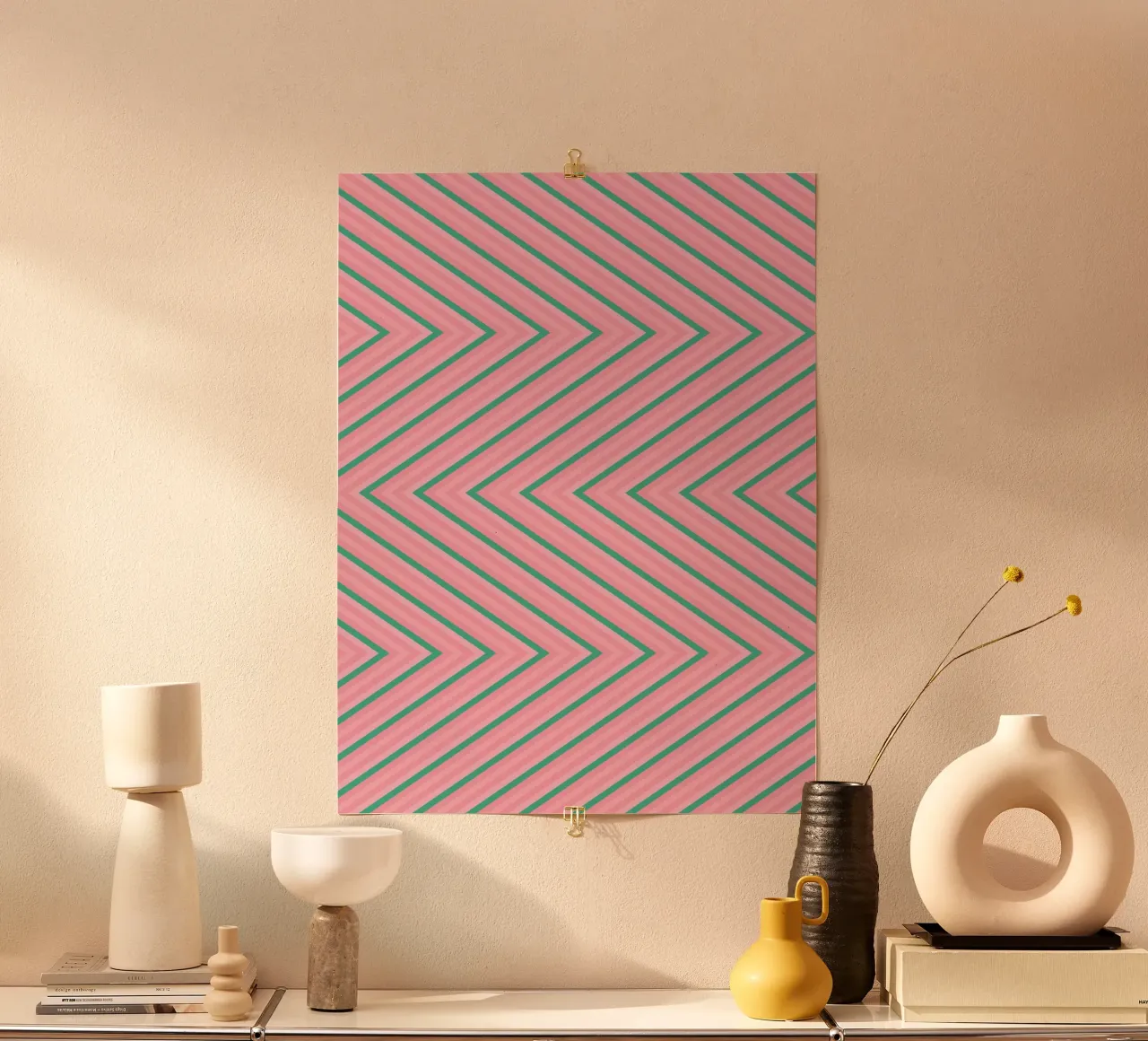 Strisce Chevron verdi e rosa poster con telaio in plastica da SilverPegasus