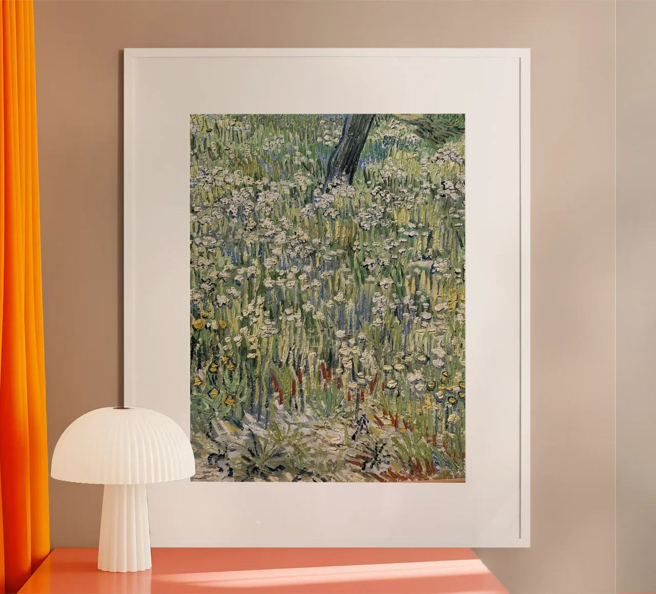 vasti campi verdi, pieni di fiori gialli poster con telaio in alluminio da Piper Shop Oke