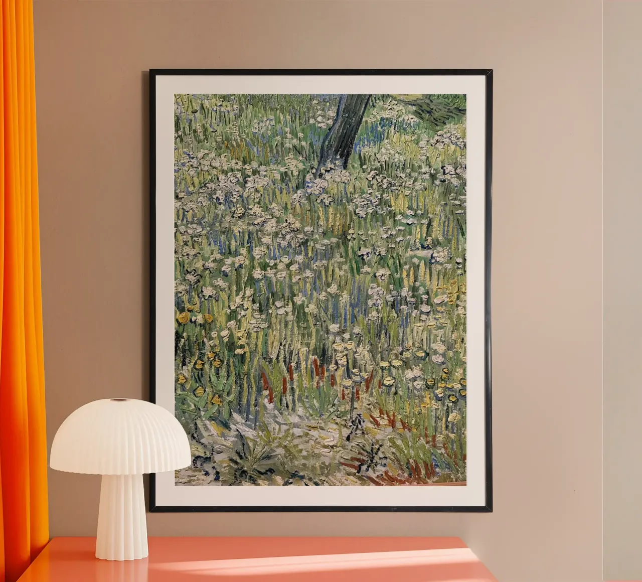 vasti campi verdi, pieni di fiori gialli poster con telaio in alluminio da Piper Shop Oke