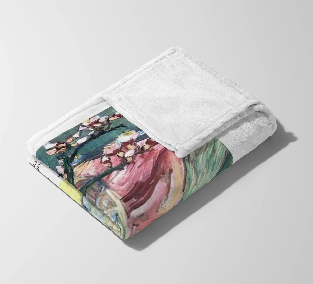 un rametto di fiori di mandorlo in un bicchiere coperta in pile da Piper Shop Oke