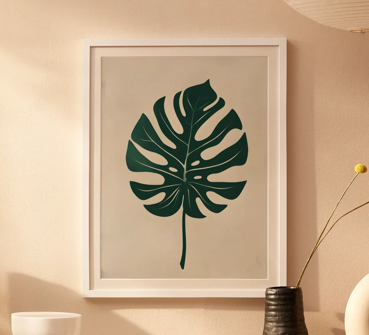 Monstera - Tono più scuro poster con telaio in plastica da The Green Room