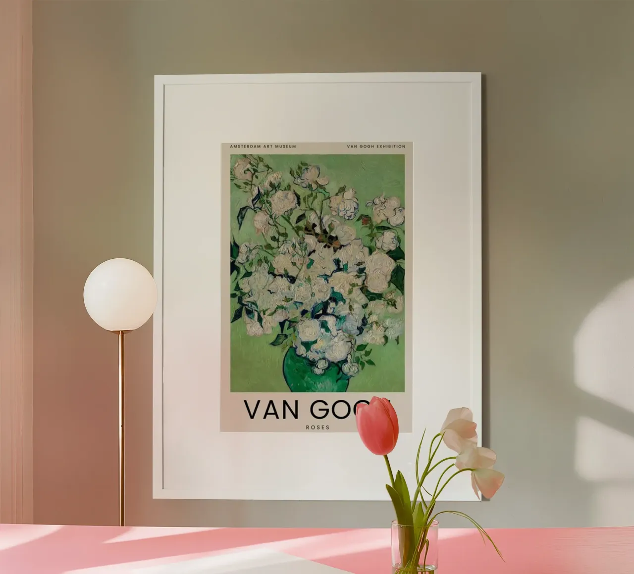 rose rosa in vaso poster con telaio in plastica da Piper Shop Oke