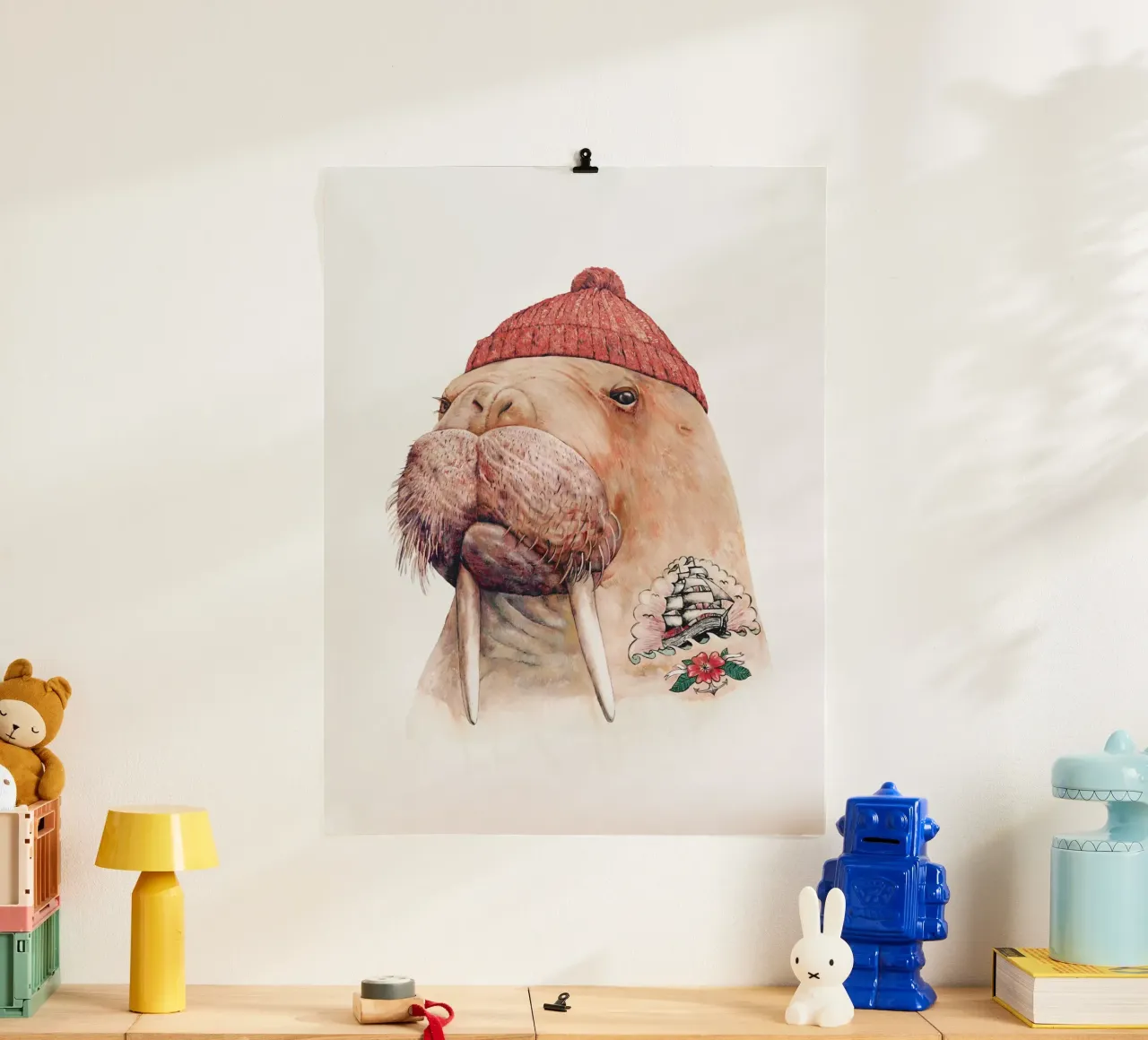 Tricheco tatuato - Cappuccio rosso poster con telaio in plastica da Animal Crew