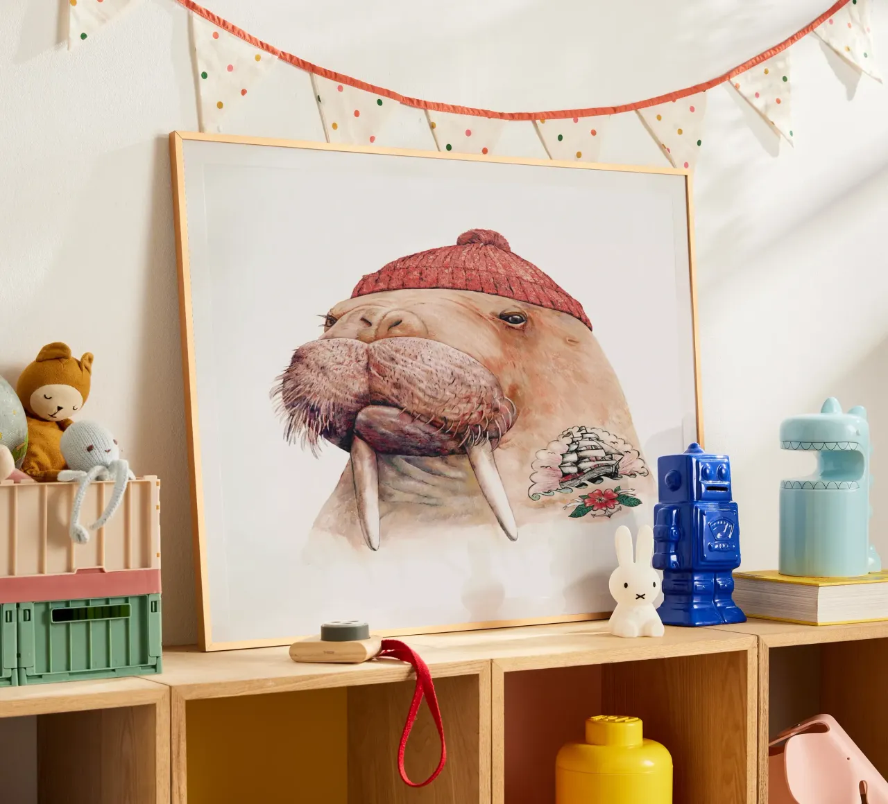 Tricheco tatuato - Cappuccio rosso poster con telaio in plastica da Animal Crew