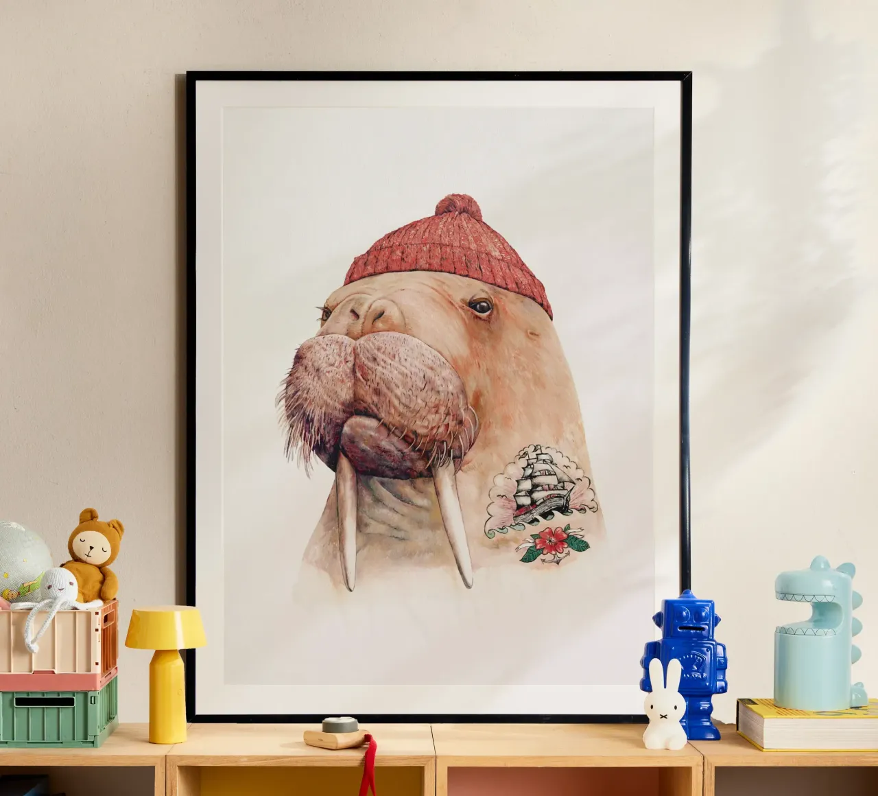 Tricheco tatuato - Cappuccio rosso poster con telaio in plastica da Animal Crew