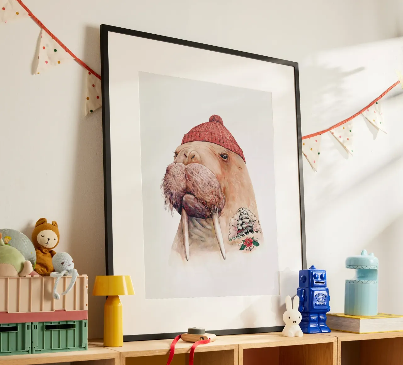 Tricheco tatuato - Cappuccio rosso poster con telaio in plastica da Animal Crew
