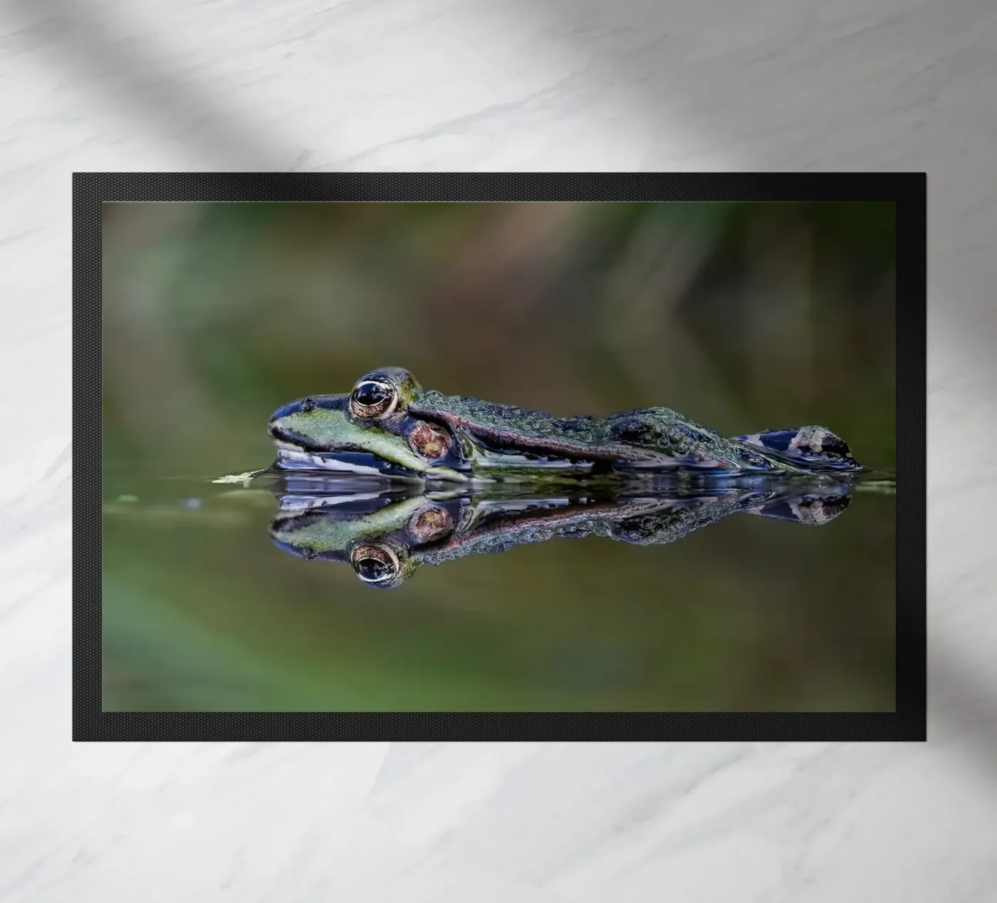 Frosch-Reflexion Fußmatte von Tom's Wildlife