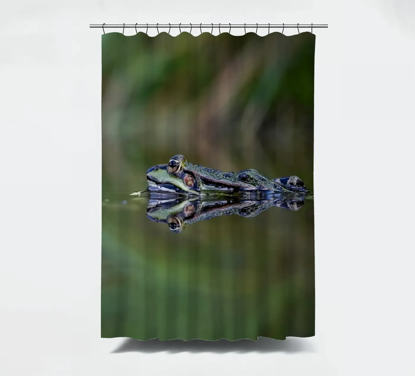 Frosch-Reflexion Duschvorhang von Tom's Wildlife