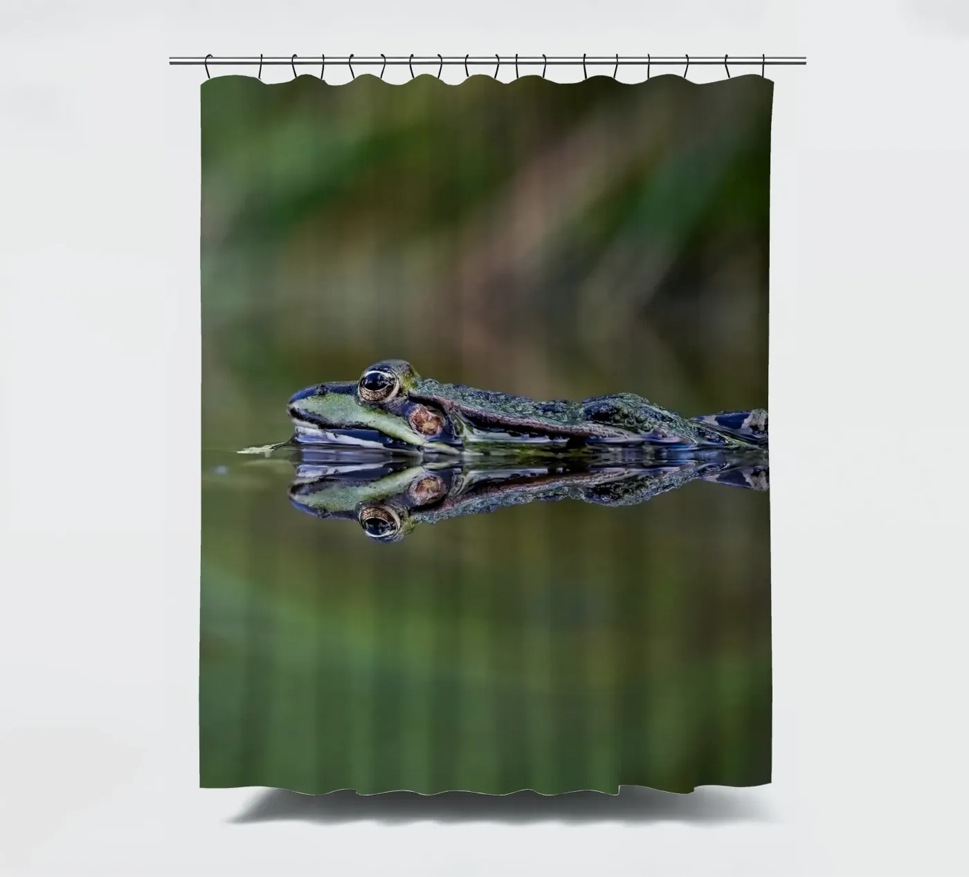 Frosch-Reflexion Duschvorhang von Tom's Wildlife