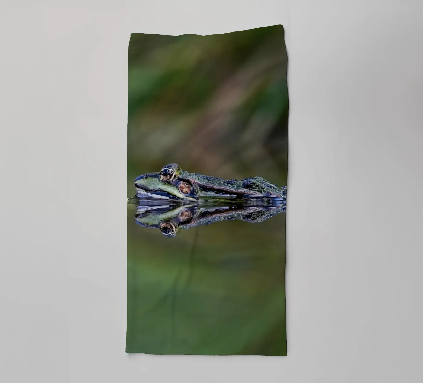 Frog reflection badhanddoek van Tom's Wildlife