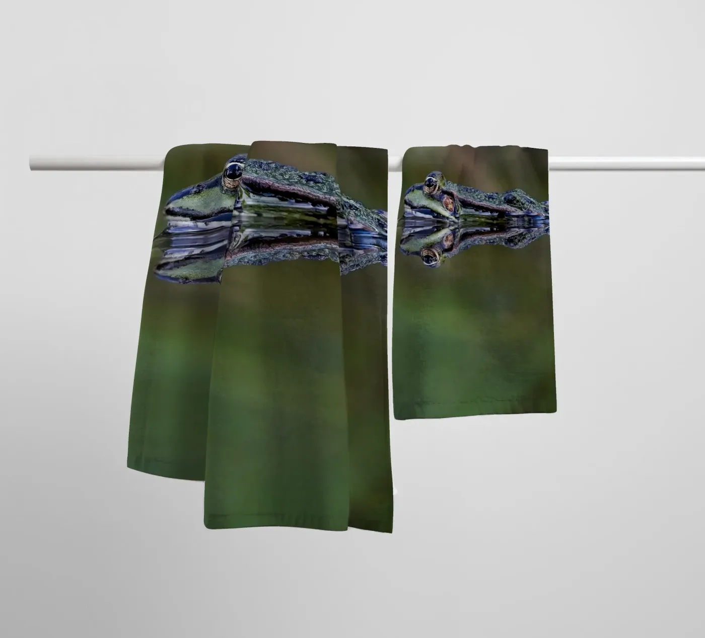 Frog reflection badhanddoek van Tom's Wildlife