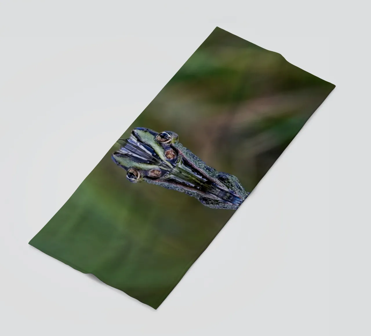 Frosch-Reflexion Strandtuch von Tom's Wildlife