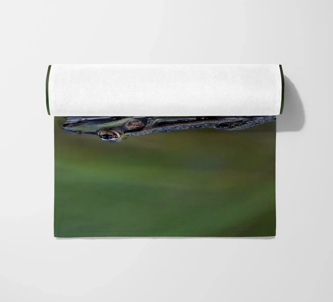 Frosch-Reflexion Strandtuch von Tom's Wildlife