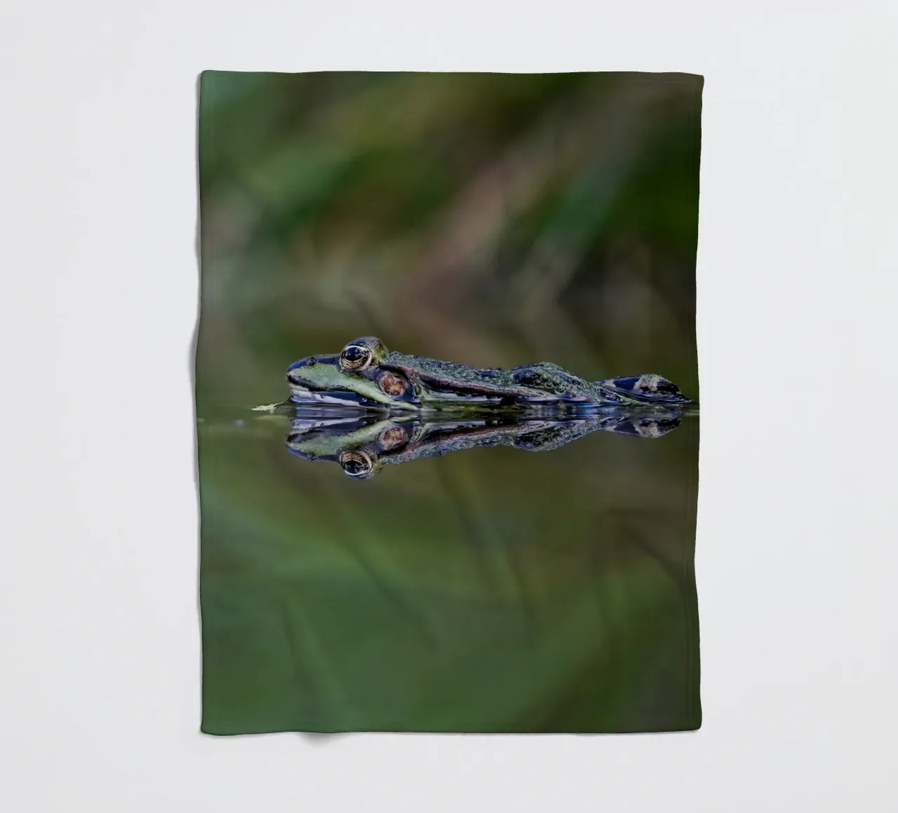 Frog reflection fleecedeken van Tom's Wildlife