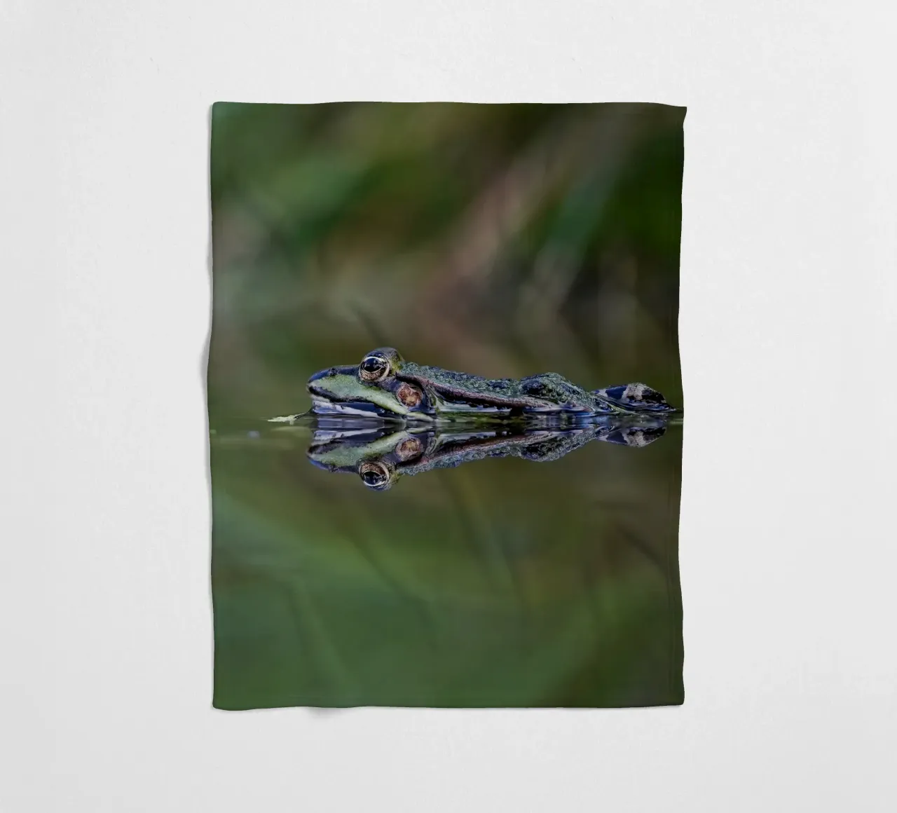 Frog reflection fleecedeken van Tom's Wildlife