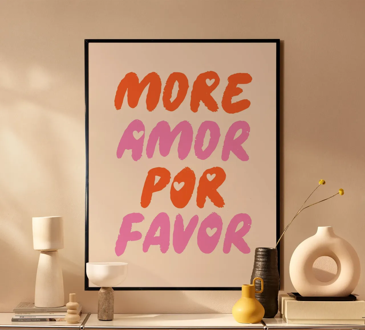 Più amore per favore poster con telaio in alluminio da dericktype