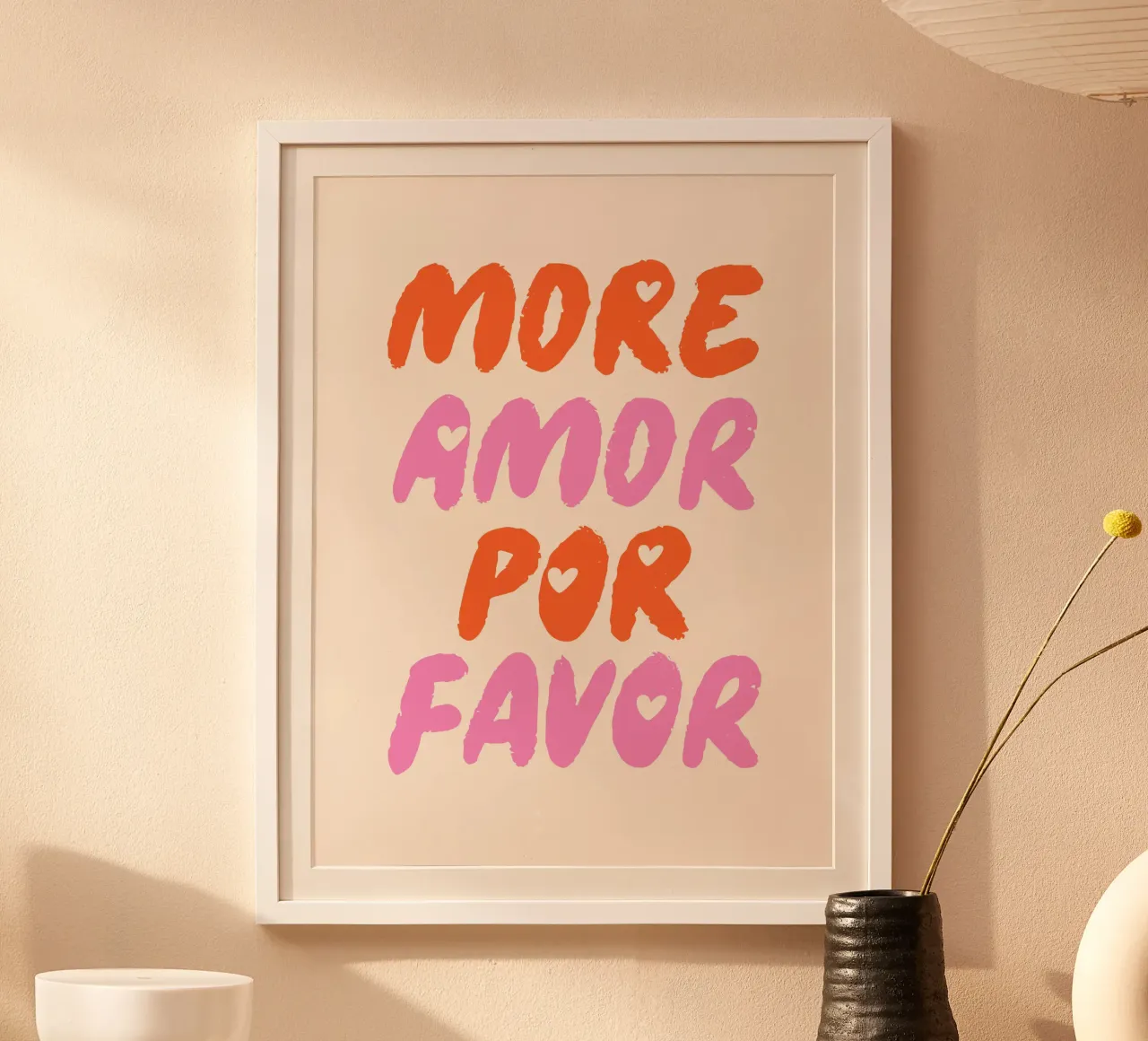 Più amore per favore poster con telaio in alluminio da dericktype