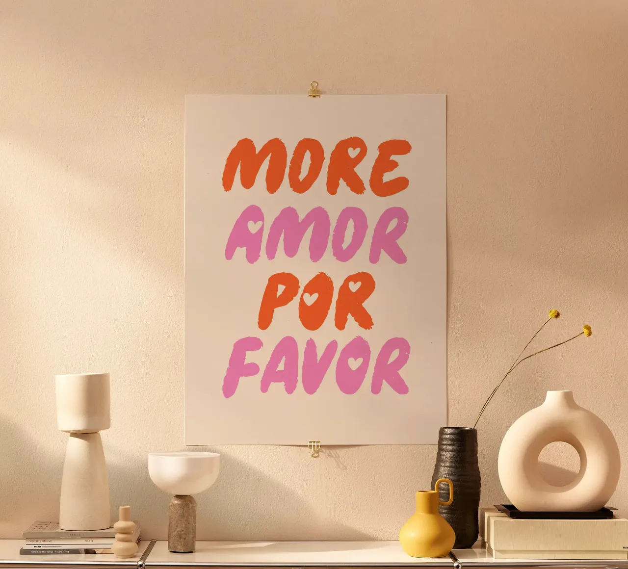 Più amore per favore poster con telaio in alluminio da dericktype