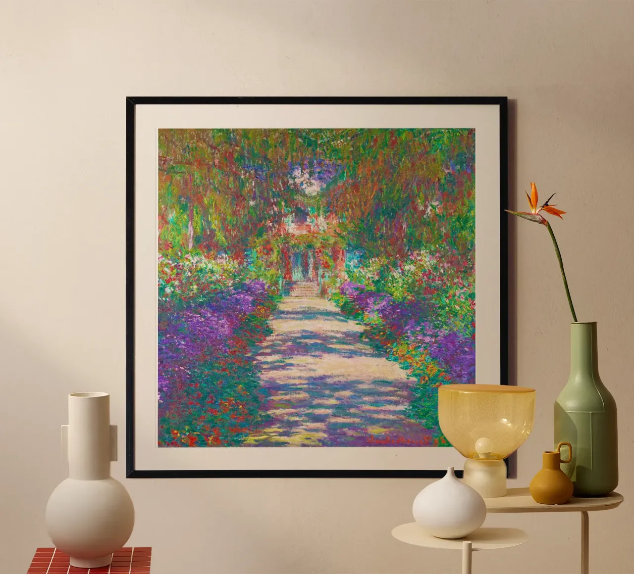 Sentiero nel Giardino di Monet a Giverny di Claude Monet poster con telaio in legno da Monet Art Prints