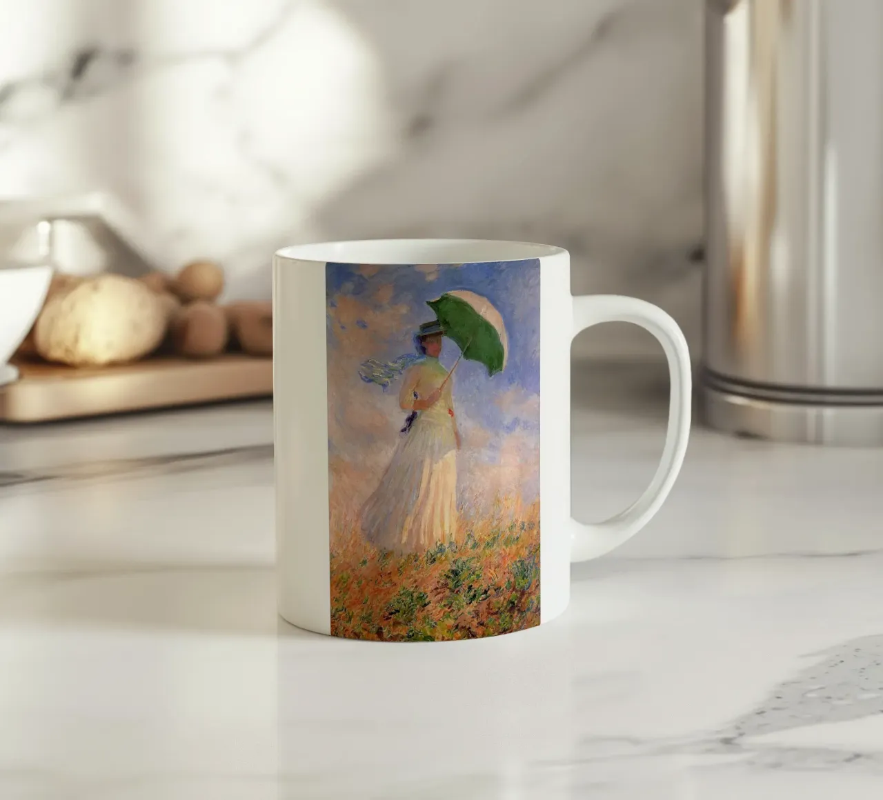una donna che cammina in un campo di fiori portando con sé un ombrello tazza in ceramica da SMG Store