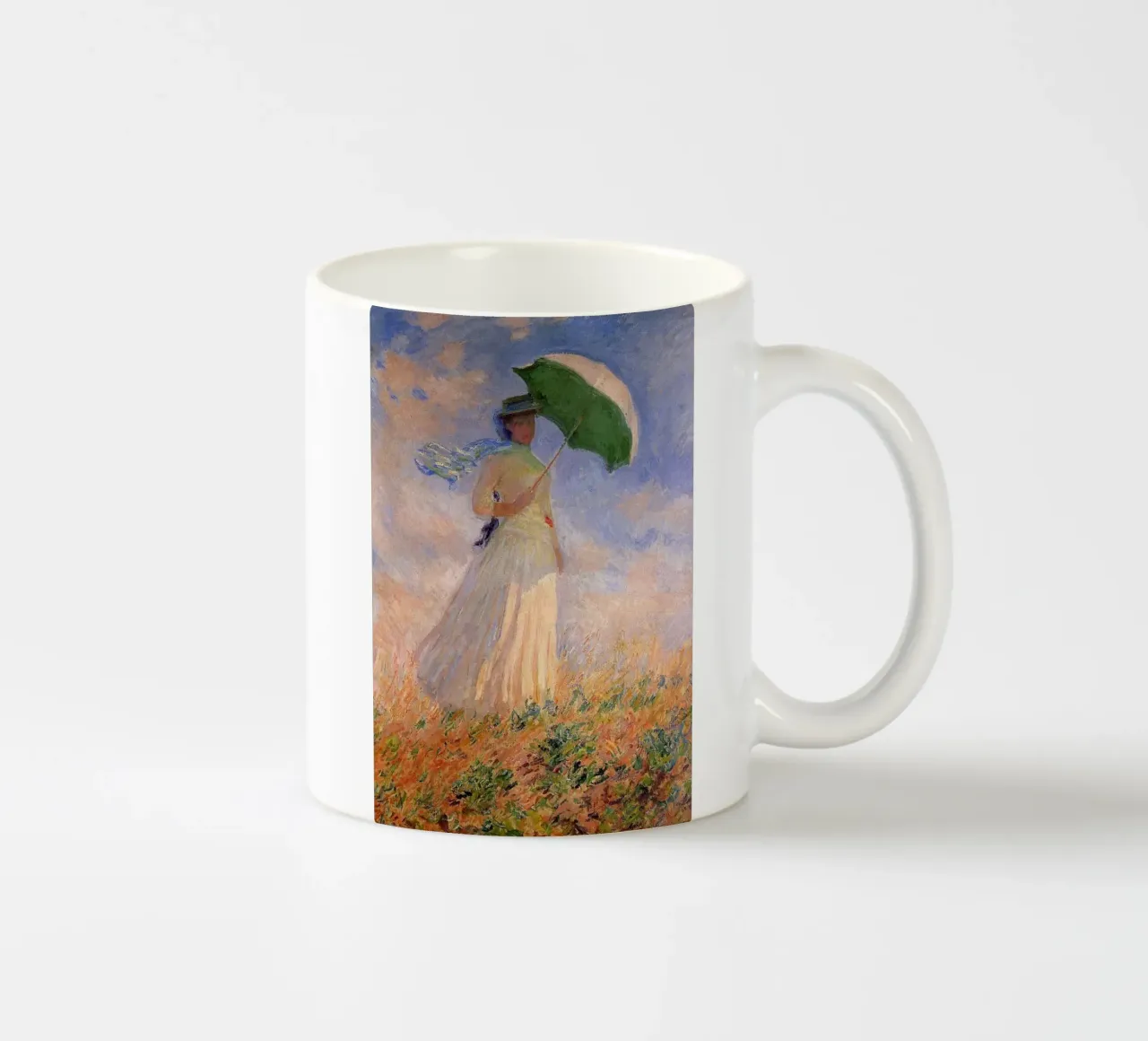 una donna che cammina in un campo di fiori portando con sé un ombrello tazza in ceramica da SMG Store