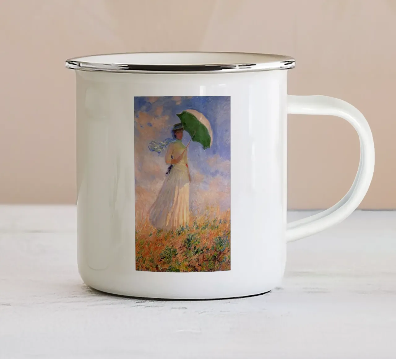 una donna che cammina in un campo di fiori portando con sé un ombrello tazza in smalto da SMG Store